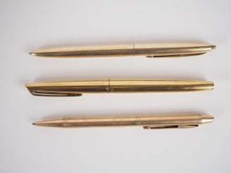 Vente aux enchères WATERMAN. Ensemble comprenant deux stylos bille et un stylo plume (plu