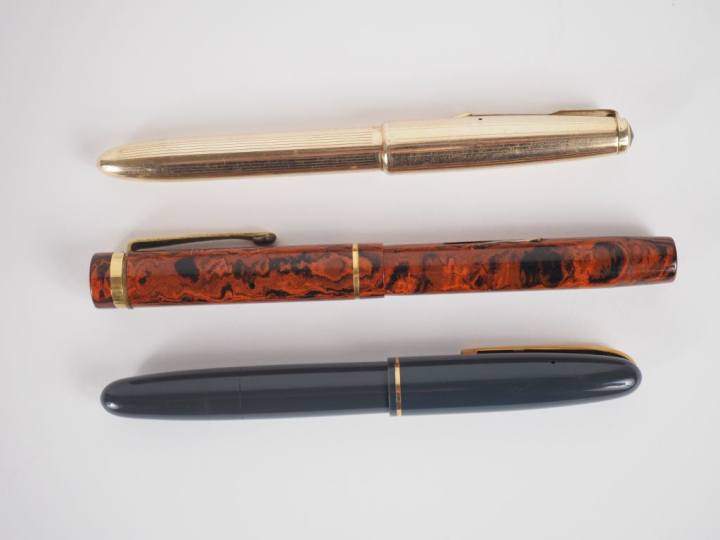 PARKER. Stylo plume (plume en or jaune 750).  On y joint deux différen