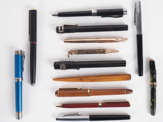 Vente aux enchères 13 différents stylos plume ou stylos bille de différentes marques.