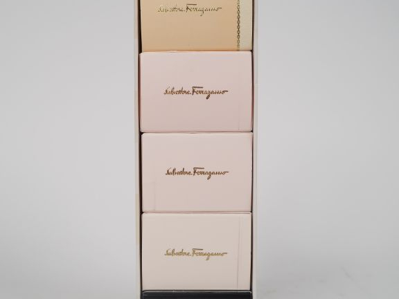 Ensemble de flancons de parfums :  - Jean Patou, eau de Joy - Guerlain