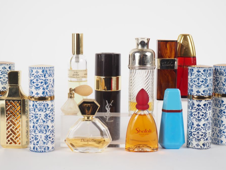 14 flacons de parfum ou étuis à flacons.