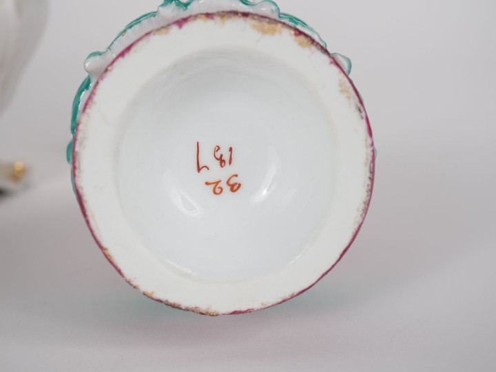 Deux différentes paires de flacons de parfum en porcelaine polychrome.