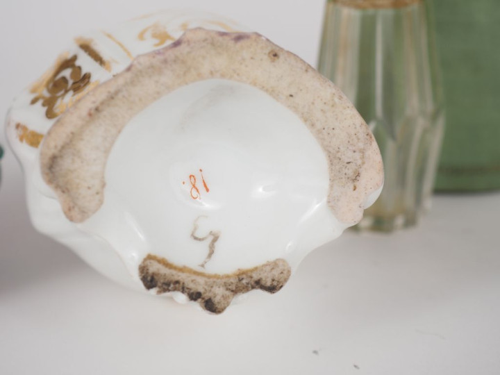 Deux différentes paires de flacons de parfum en porcelaine polychrome.