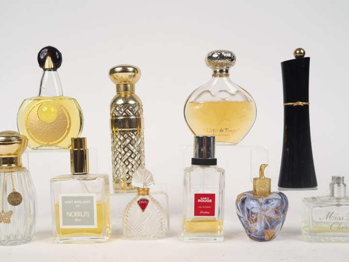 10 flacons de parfum.