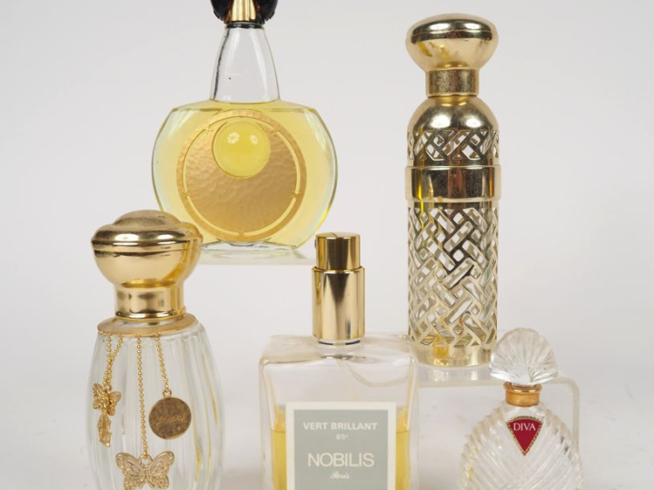 10 flacons de parfum.