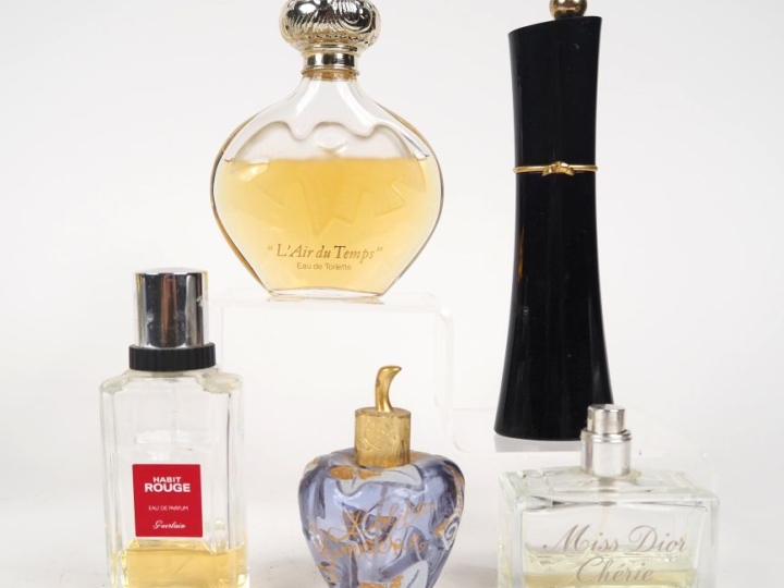 10 flacons de parfum.