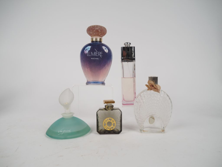 10 flacons de parfum.
