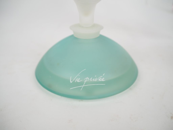 10 flacons de parfum.