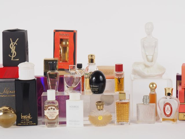Important lot de mignonettes à parfum.