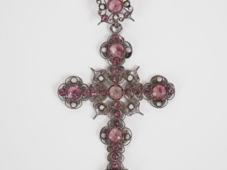 Vente aux enchères Croix de style Haute Epoque en argent et verroterie rose à décor ajour