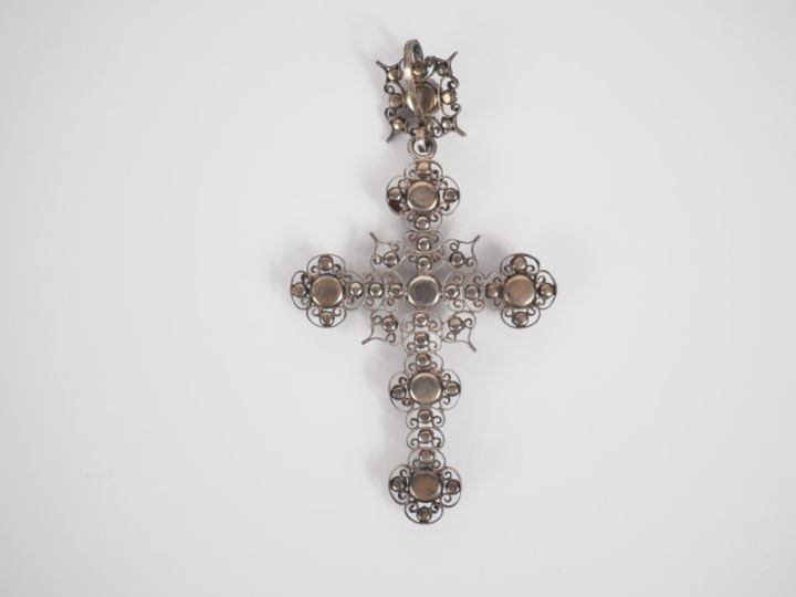 Croix de style Haute Epoque en argent et verroterie rose à décor ajour