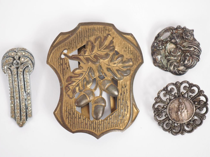 Lot comprenant :  - Boucle de ceinture en métal doré à décor de glands