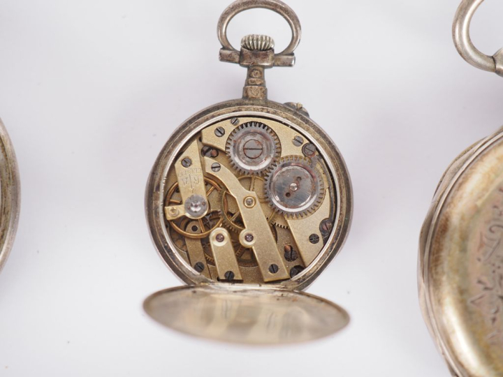 Deux différentes montres de gousset et une montre de col en argent, ca