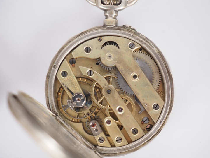 Deux différentes montres de gousset et une montre de col en argent, ca