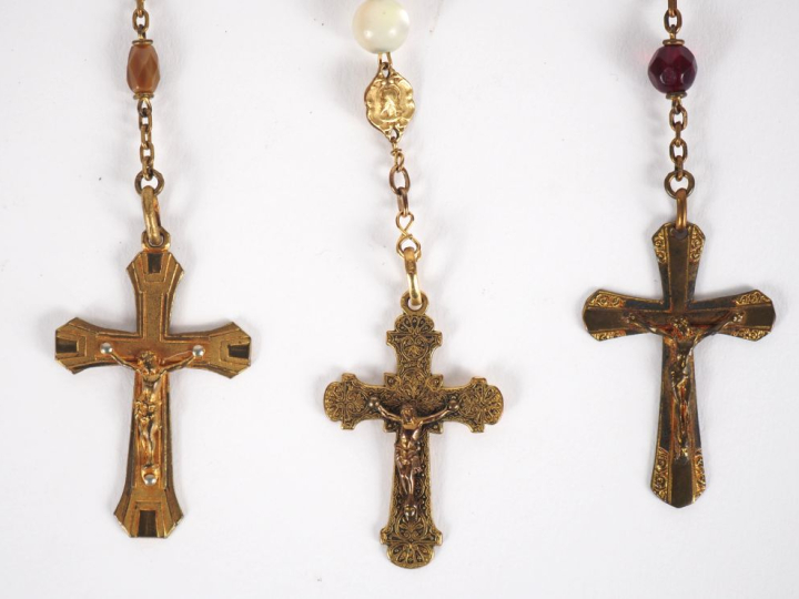 Trois différents chapelets anciens en métal, nacre et pierre dure.