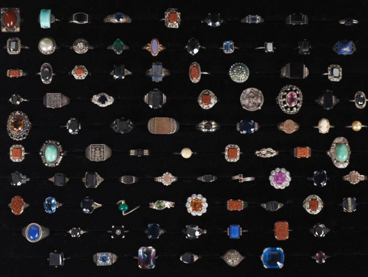 Ecrin contenant 90 différentes bagues et argent et pierres dures de co