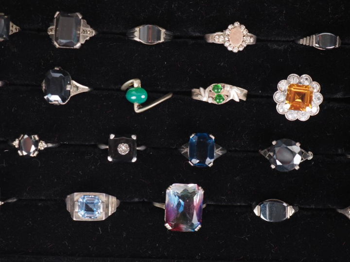 Ecrin contenant 90 différentes bagues et argent et pierres dures de co