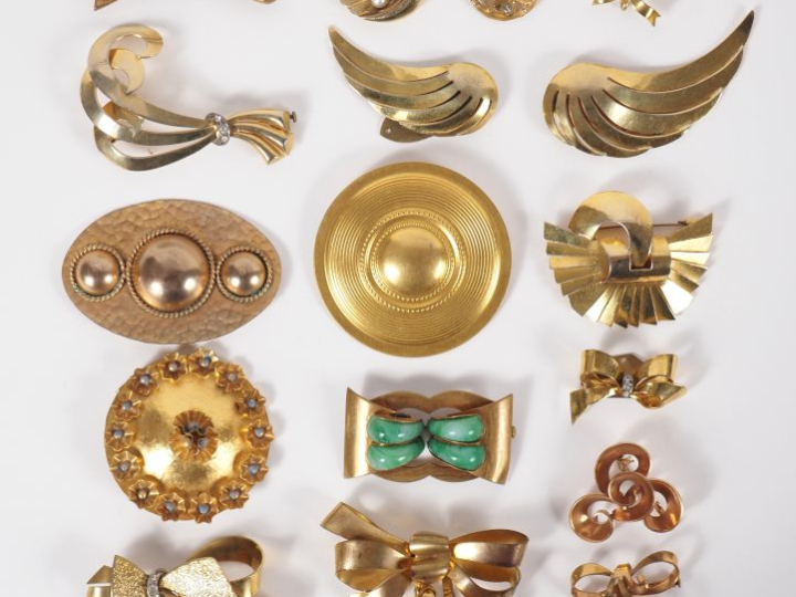 17 différentes broches ou clips de revers en métal doré et perles. H. 