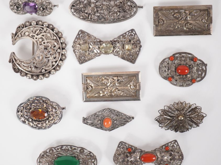 12 différentes broches fantaisie en métal argenté ou argent bas titre 