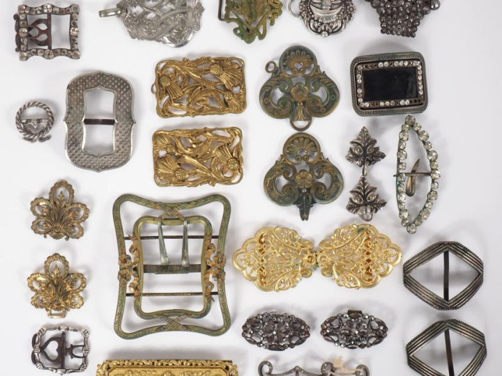 20 différentes boucles de ceintures ou éléments de boucles de ceinture