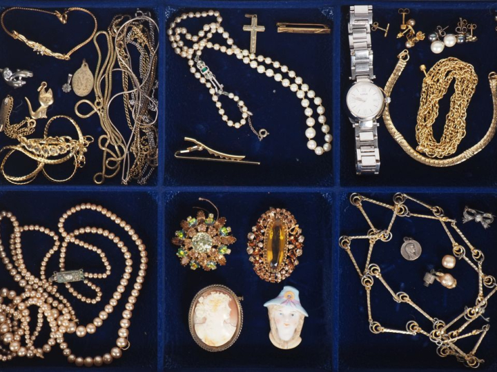 Ensemble de bijoux fantaisie comprenant colliers, broches, épingle à c