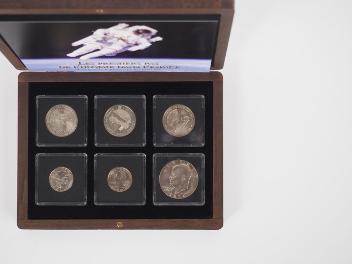 Ecrin de collection contenant 6 monnaies officielles, "les premiers pa