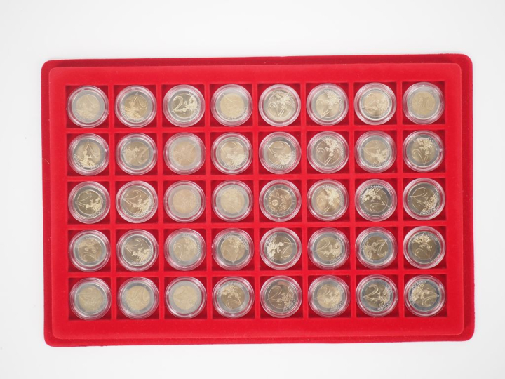 Collection de 64 pièces de 2 euros Club Français de la monnaie. On y j