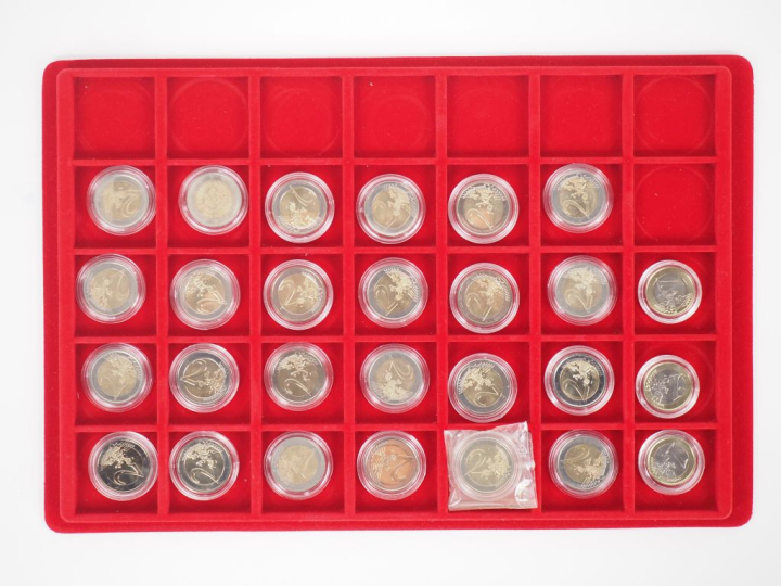 Collection de 64 pièces de 2 euros Club Français de la monnaie. On y j