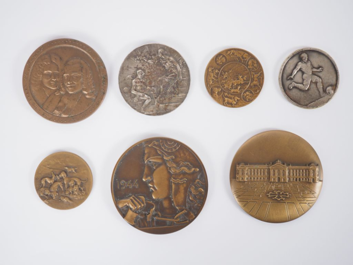 7 différentes médailles en bronze ou métal argenté et patiné d'après T