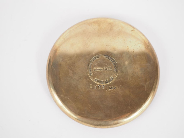 MITORAJ. Médaille en bronze doré signée et numérotée 202/500. Diam. 9 