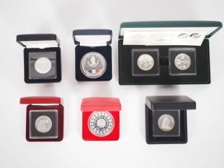 Vente aux enchères Ensemble de pièces et médailles du club français de la monnaie dont : 