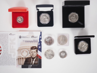 Vente aux enchères Ensemble de pièces étrangères de collection en argent dont :  - Pièce 