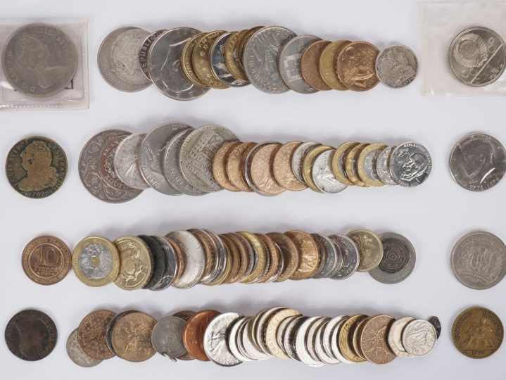 Lot de monnaies étrangères et françaises diverses.