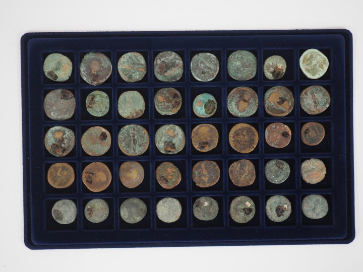 50 différentes pièces anciennes en bronze ou métal.