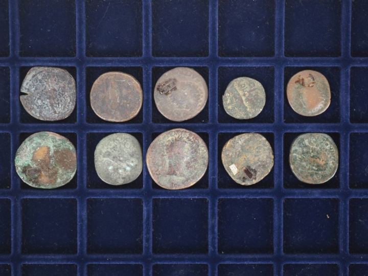 50 différentes pièces anciennes en bronze ou métal.