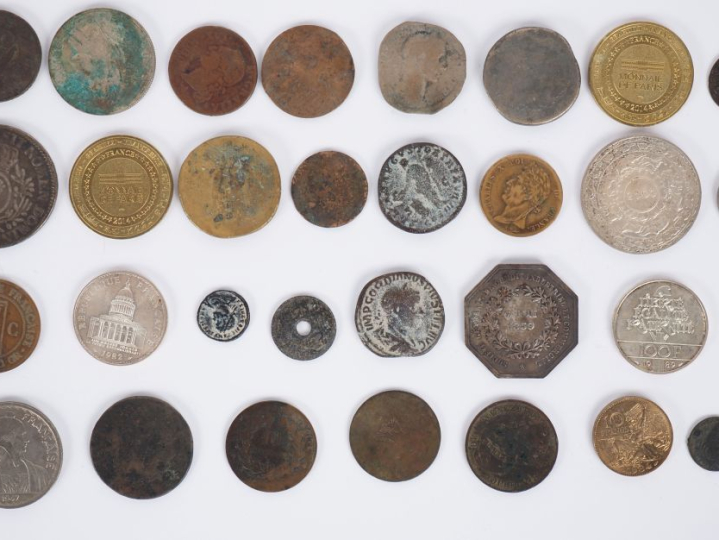 29 différentes médailles, pièces ou jetons en argent, bronze et métal.