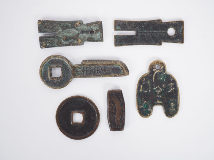 4 différents éléments d'après l'antique en bronze à décor de calligrap