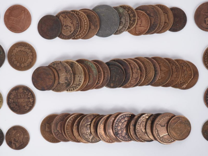 66 pièces anciennes en métal ou cuivre. Diam. 2,5 à 3 cm.