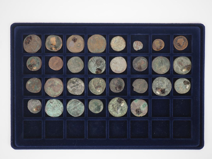 30 différentes pièces anciennes en bronze ou métal.