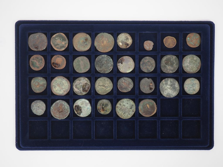 30 différentes pièces anciennes en bronze ou métal.