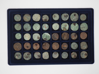 Vente aux enchères 47 différentes pièces anciennes en bronze ou métal.