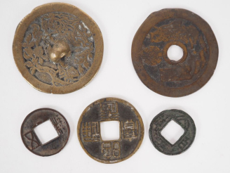 Vente aux enchères 5 monnaies asiatiques anciennes. Diam. 2,5 x 4,5 cm.