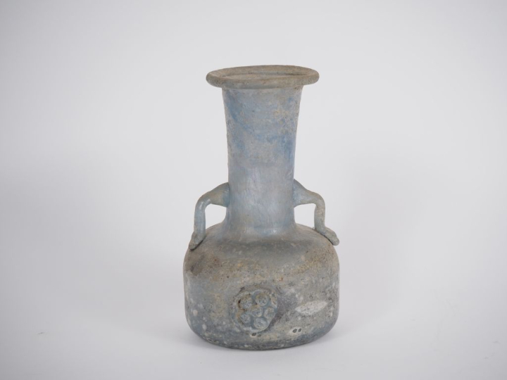 Vase en verre soufflé bleu de style antique à reflets irisés. H. 17,5 