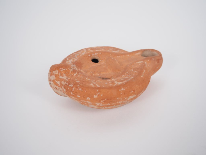 Lampe romaine au médaillon orné d’un buste de Sérapis. III-IVe s. apr.