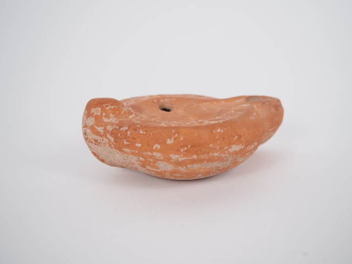 Lampe romaine au médaillon orné d’un buste de Sérapis. III-IVe s. apr.