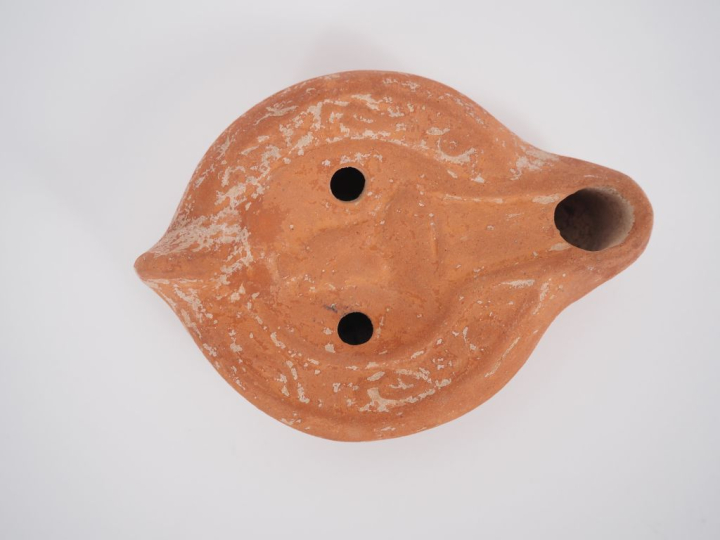 Lampe romaine au médaillon orné d’un buste de Sérapis. III-IVe s. apr.