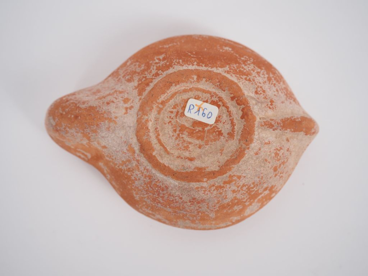 Lampe romaine au médaillon orné d’un buste de Sérapis. III-IVe s. apr.