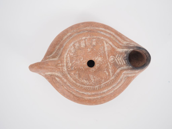 Lampe romaine au médaillon orné de des bustes d’Isis et Sérapis ?. III