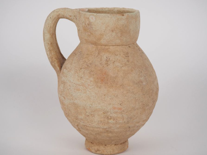 Céramique punique ? Vase beige à panse ovoïde. 13 cm Expert : Jean-Syl