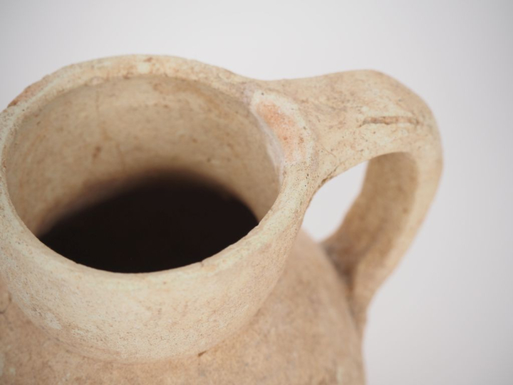 Céramique punique ? Vase beige à panse ovoïde. 13 cm Expert : Jean-Syl